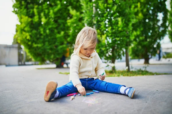 Entzückende Kleinkind Zeichnung Mit Bunten Kreiden Auf Asphalt Outdoor Aktivitäten — Stockfoto