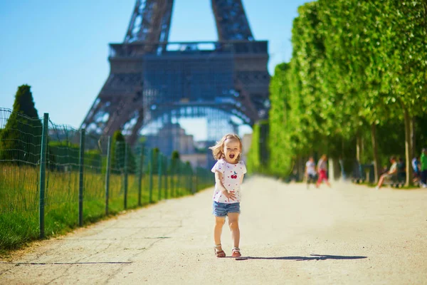 フランス パリのエッフェル塔の近くを走る陽気な幼児の女の子 夏の日に屋外で遊ぶ幸せな子供 子供のための屋外活動 — ストック写真