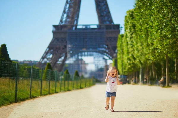 Wesoła Dziewczynka Uciekająca Pobliżu Wieży Eiffla Paryżu Szczęśliwe Dziecko Bawiące — Zdjęcie stockowe