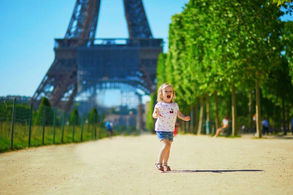 Petite Fille Joyeuse Courant Près Tour Eiffel Paris France Joyeux — Photo