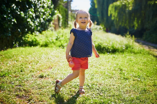 Menina Adorável Criança Andando Parque Floresta Criança Divertindo Livre Dia — Fotografia de Stock