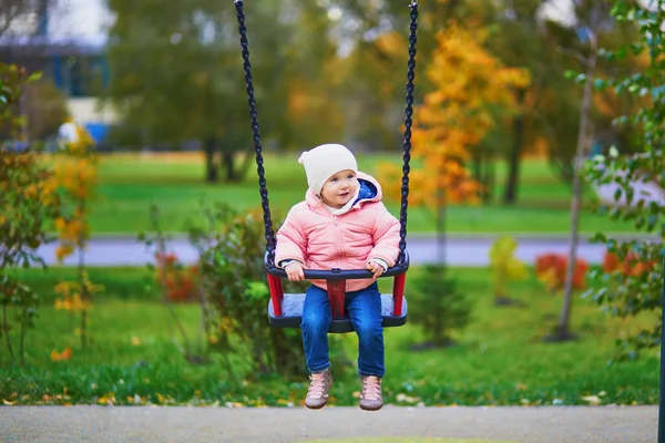 Urocza Dziewczynka Placu Zabaw Maluch Dobrze Się Bawi Huśtawce Jesienny — Zdjęcie stockowe
