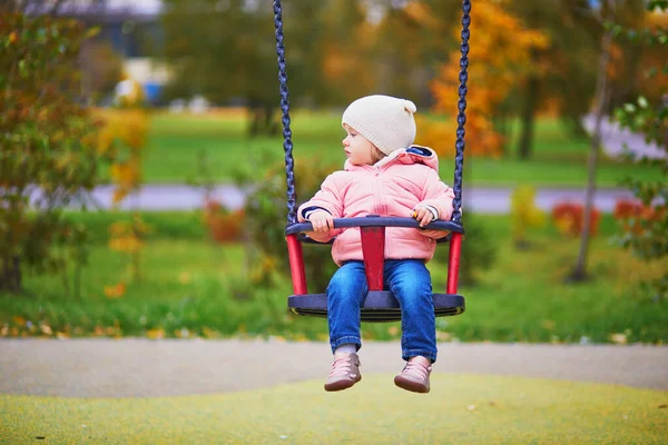 Oyun Bahçesindeki Sevimli Küçük Kız Bebek Sonbahar Günü Salıncakta Eğleniyor — Stok fotoğraf