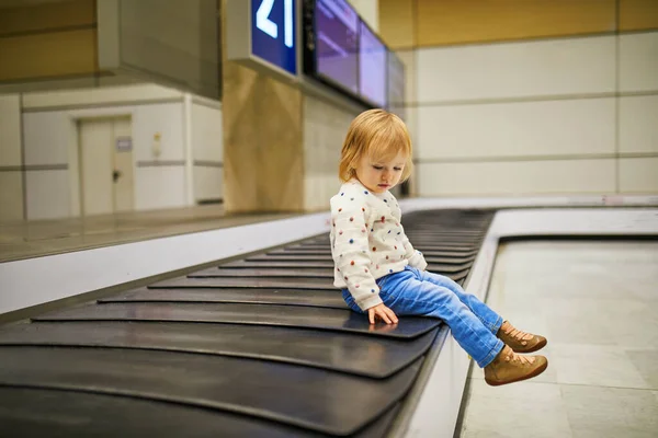 Αξιολάτρευτο Κοριτσάκι Στο Αεροδρόμιο Παιδί Που Κάθεται Πάνω Καρουζέλ Αποσκευών — Φωτογραφία Αρχείου