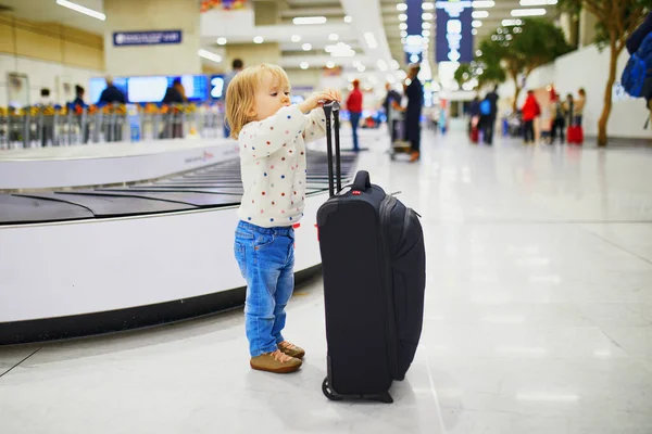 Αξιολάτρευτο Κοριτσάκι Στο Αεροδρόμιο Νήπιο Χειραποσκευή Ταξιδεύοντας Μικρά Παιδιά — Φωτογραφία Αρχείου