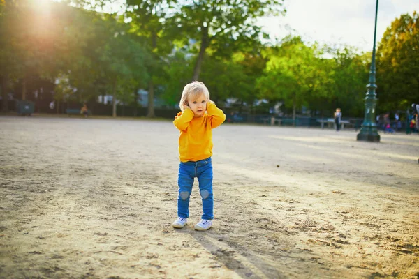 Αξιολάτρευτο Κοριτσάκι Που Περπατάει Στο Πάρκο Ένα Ηλιόλουστο Βράδυ Παιδί — Φωτογραφία Αρχείου