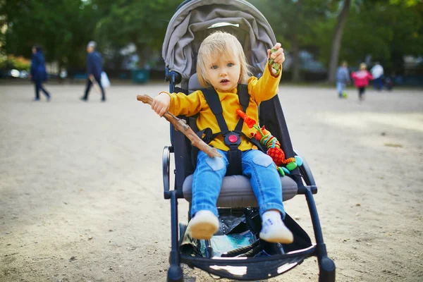 Urocza Dziewczynka Jasnych Stylowych Ubrań Siedzi Wózku Świeżym Powietrzu Jesienny — Zdjęcie stockowe