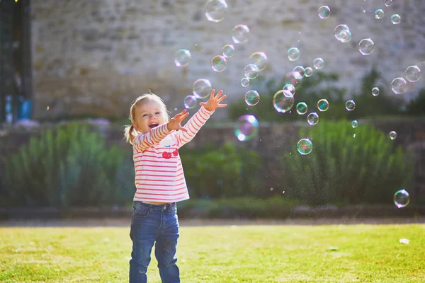 Menina Criança Adorável Feliz Brincando Com Bolhas Livre Dia Verão — Fotografia de Stock