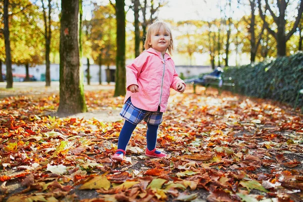在法国巴黎的Tuileries花园跑步的可爱而快乐的小女孩 快乐的孩子享受着温暖而阳光灿烂的秋天 为儿童举办的户外秋季活动 — 图库照片