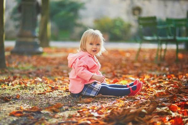 Αξιολάτρευτο Χαρούμενο Κοριτσάκι Που Τρέχει Στον Κήπο Του Tuileries Στο — Φωτογραφία Αρχείου