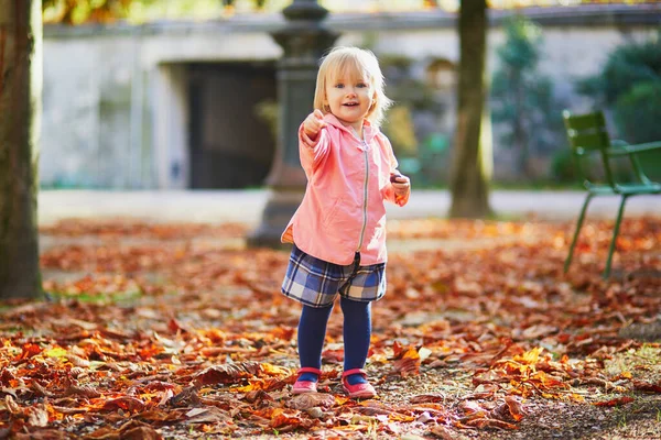 Adorável Menina Criança Alegre Correndo Jardim Tuileries Paris França Criança — Fotografia de Stock