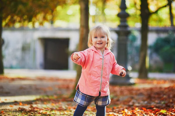 Adorável Menina Criança Alegre Correndo Jardim Tuileries Paris França Criança — Fotografia de Stock