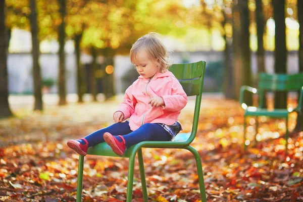 Urocza Dziewczynka Siedząca Tradycyjnym Zielonym Krześle Ogrodzie Tuileries Paryżu Szczęśliwe — Zdjęcie stockowe