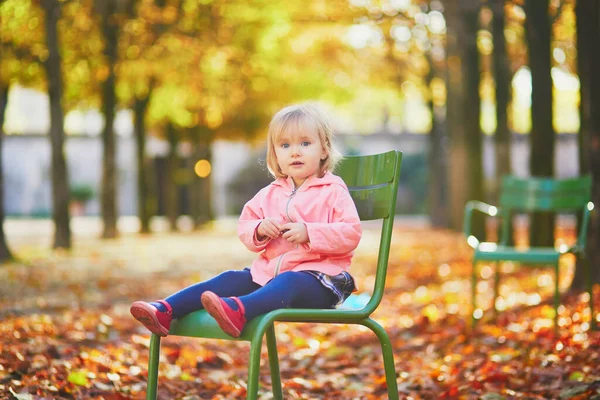 Urocza Dziewczynka Siedząca Tradycyjnym Zielonym Krześle Ogrodzie Tuileries Paryżu Szczęśliwe — Zdjęcie stockowe