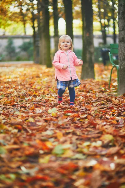 Adorable Niña Alegre Corriendo Jardín Las Tullerías París Francia Niño — Foto de Stock