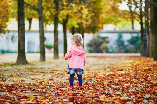 Adorável Menina Criança Alegre Correndo Jardim Tuileries Paris França Criança — Fotografia de Stock