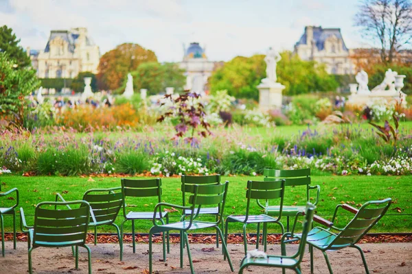 화창하고 따뜻하고 파리의 정원에 전통적 의자들 — 스톡 사진