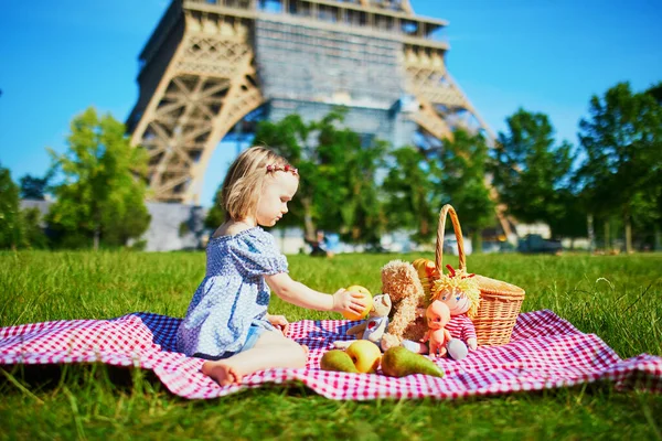 Vidám Kislány Piknikezik Eiffel Toronynál Párizsban Franciaországban Boldog Gyermek Játszik — Stock Fotó