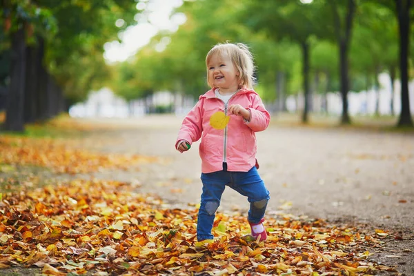 Adorable Niña Alegre Corriendo Jardín Las Tullerías París Francia Niño — Foto de Stock