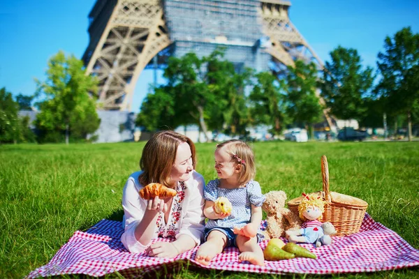Молодая Женщина Девочкой Малышкой Устраивает Пикник Возле Эйфелевой Башни Париже — стоковое фото