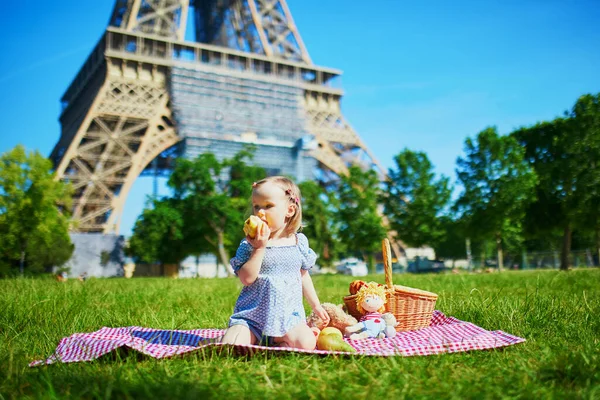 Neşeli Küçük Kız Paris Fransa Eyfel Kulesinde Piknik Yapıyor Mutlu — Stok fotoğraf