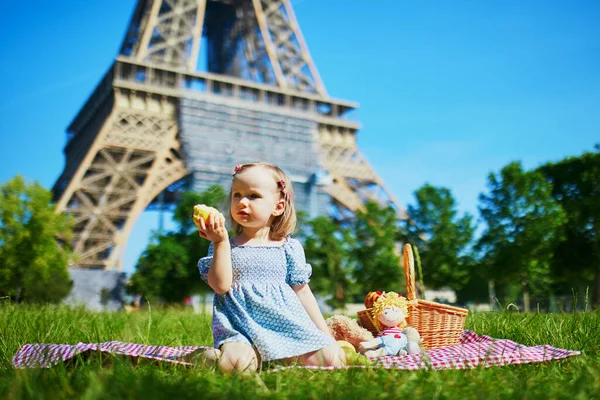Menina Criança Alegre Fazendo Piquenique Perto Torre Eiffel Paris França — Fotografia de Stock