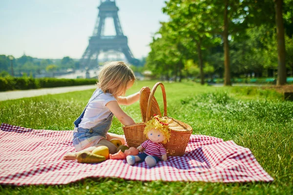 Cheerful Toddler Girl Having Picnic Eiffel Tower Paris France Happy — Stock Photo, Image