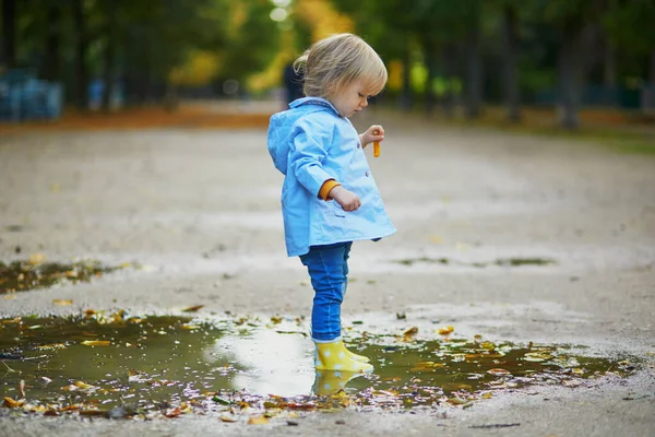 Niño Con Botas Lluvia Amarillas Saltando Charco Día Otoño Adorable —  Fotos de Stock