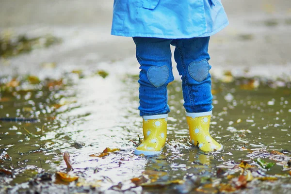 Criança Usando Botas Chuva Amarelas Pulando Poça Dia Outono Menina — Fotografia de Stock