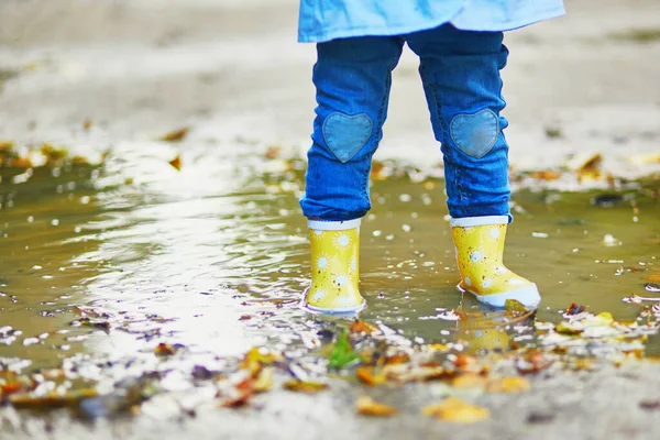 Criança Usando Botas Chuva Amarelas Pulando Poça Dia Outono Menina — Fotografia de Stock