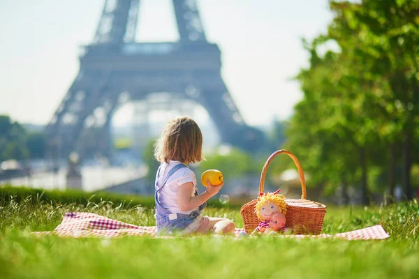 Menina Criança Alegre Fazendo Piquenique Perto Torre Eiffel Paris França — Fotografia de Stock