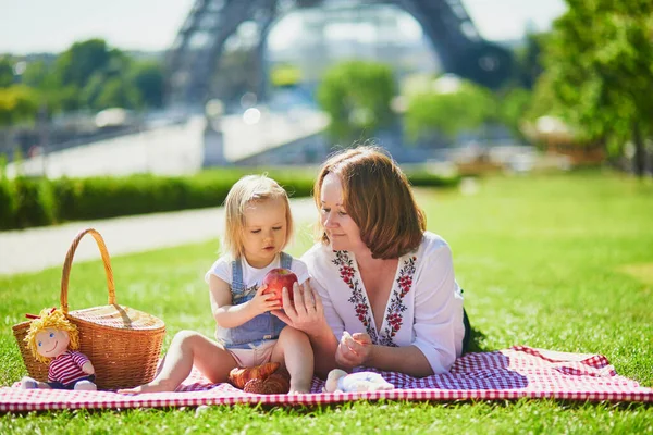 Young Woman Toddler Girl Having Picnic Eiffel Tower Paris France — Stock Photo, Image