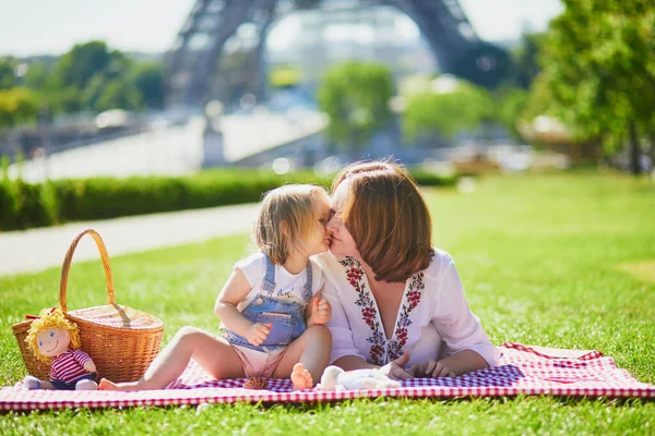 Mujer Joven Con Una Niña Haciendo Picnic Cerca Torre Eiffel —  Fotos de Stock
