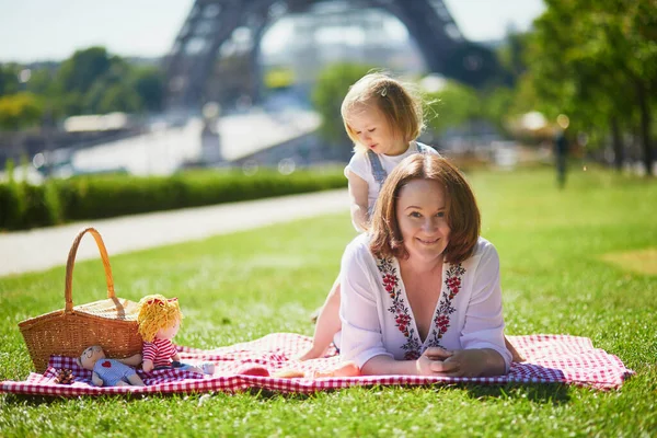 Young Woman Toddler Girl Having Picnic Eiffel Tower Paris France — Stock Photo, Image