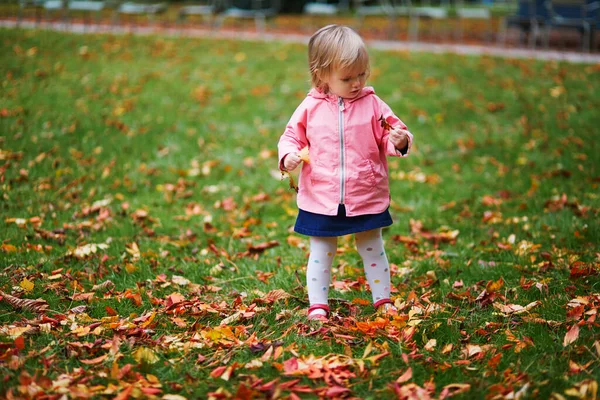 Urocza Wesoła Dziewczynka Biegająca Ogrodzie Tuileries Paryżu Szczęśliwe Dziecko Cieszące — Zdjęcie stockowe
