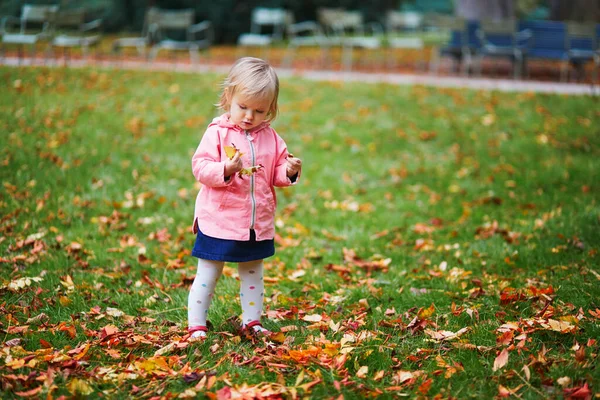 Αξιολάτρευτο Χαρούμενο Κοριτσάκι Που Τρέχει Στον Κήπο Του Tuileries Στο — Φωτογραφία Αρχείου