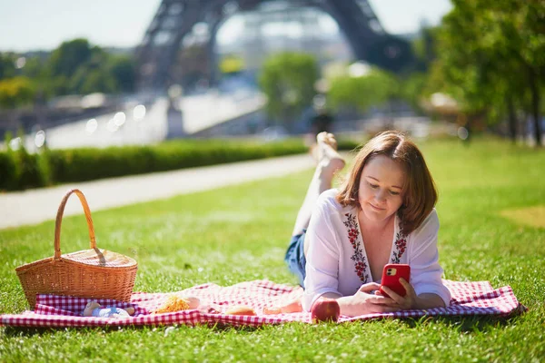 Jovem Fazendo Piquenique Perto Torre Eiffel Paris França Menina Deitada — Fotografia de Stock