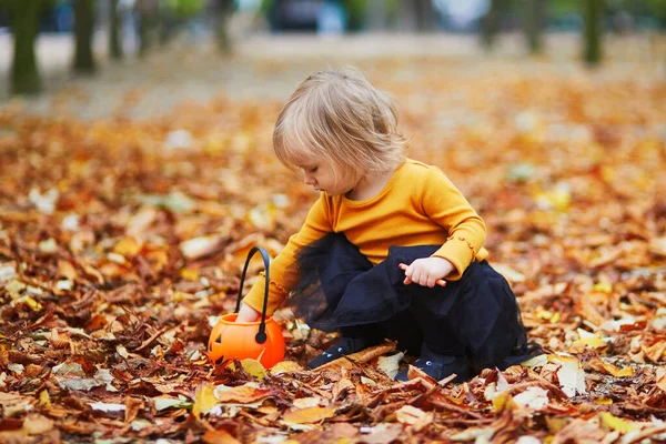 Menina Adorável Criança Shirt Laranja Tutu Preto Brincando Com Abóboras — Fotografia de Stock