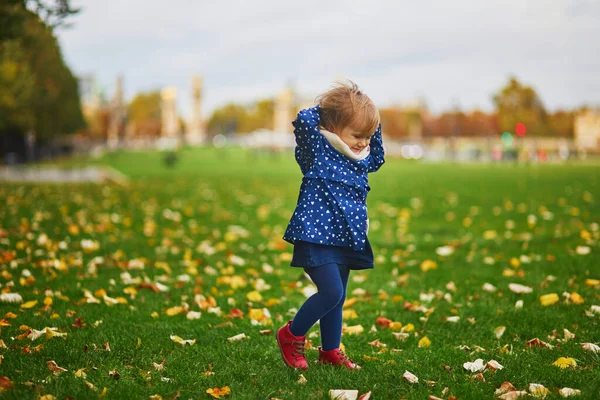 Очаровательная Жизнерадостная Девочка Бегущая Осеннем Парке Парижа Франция Счастливый Ребенок — стоковое фото