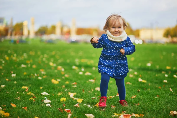 Roztomilé Veselé Batole Dívka Běží Podzimním Parku Paříži Francie Šťastné — Stock fotografie