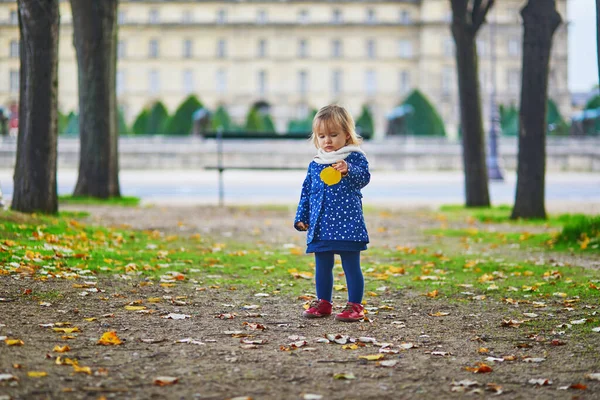 Adorável Menina Criança Alegre Correndo Parque Outono Paris França Criança — Fotografia de Stock