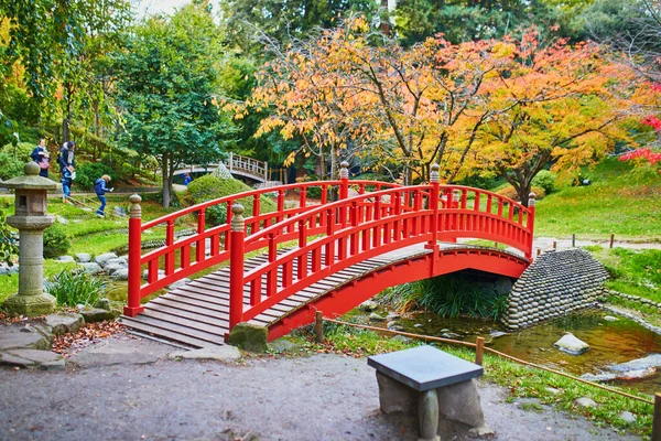 Sonbahar Parkında Geleneksel Kırmızı Japon Köprüsü — Stok fotoğraf