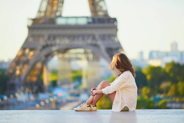パリのエッフェル塔の近くに座っている美しい若い女の子 フランスでの休暇を楽しむ観光客 — ストック写真