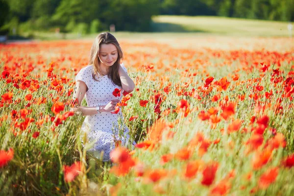 Krásná Mladá Žena Bílých Šatech Procházky Makové Pole Letní Den — Stock fotografie