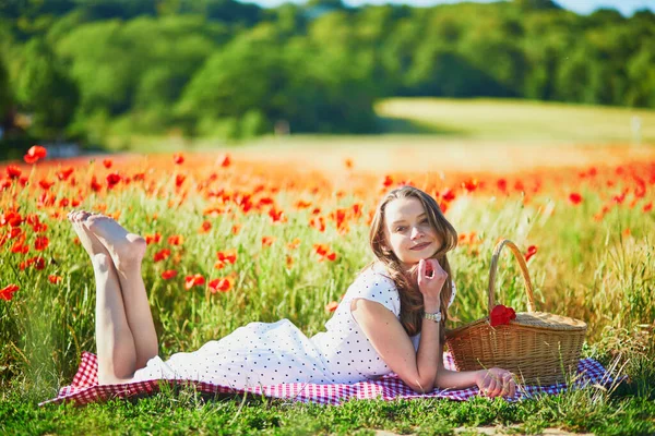 Hermosa Mujer Joven Vestido Blanco Teniendo Picnic Campo Amapola Día —  Fotos de Stock