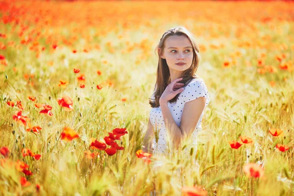 Krásná Mladá Žena Bílých Šatech Procházky Makové Pole Letní Den — Stock fotografie