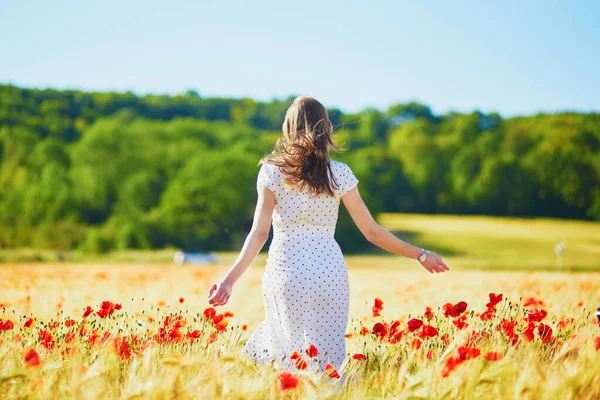 Красива Молода Жінка Білій Сукні Ходить Маковому Полі Літній День — стокове фото