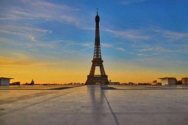 Gündoğumunda Trocadero 'dan Eyfel Kulesi' nin manzarası. Karantina ve koronavirüs salgınına maruz kalan turistler olmadan Paris 'in boş sokakları. COVID salgınının Fransa 'da turizm üzerindeki etkisi