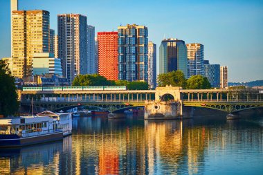 Bir-Hakeim köprüsündeki metro treni Seine nehri üzerinde. Karantina ve koronavirüs salgınına maruz kalan turistler olmadan Paris 'in boş sokakları. COVID salgınının Fransa 'da turizm üzerindeki etkisi