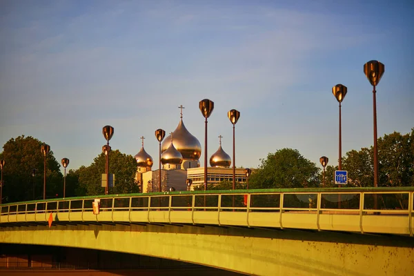 エッフェル塔や聖三位一体大聖堂 フランス パリのアルマ橋を渡るロシア正教会の精神文化センターの風景 — ストック写真